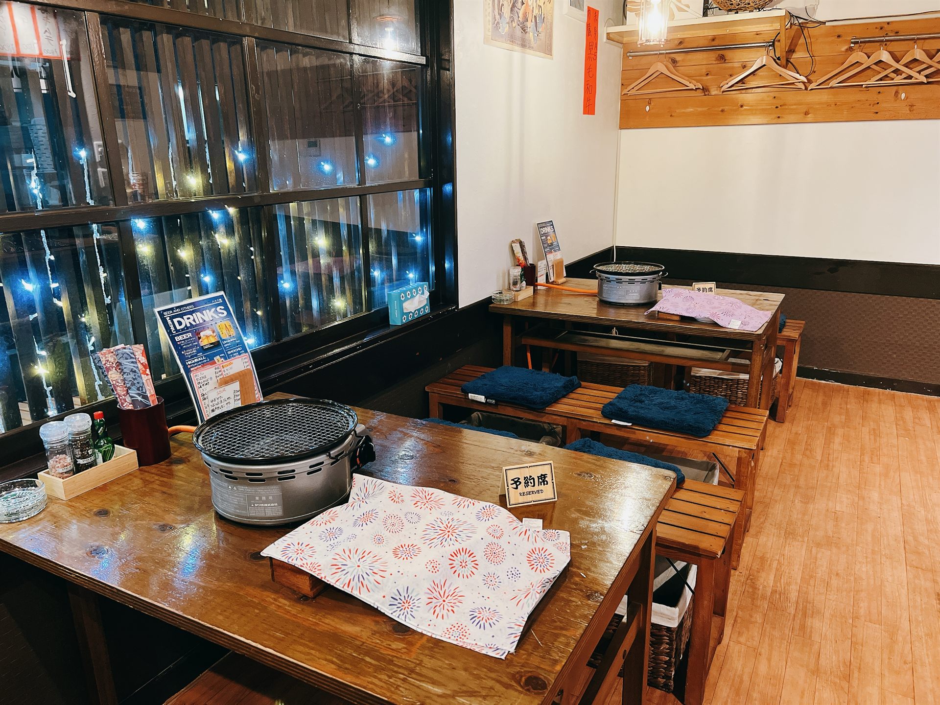 夜の店内テーブル席